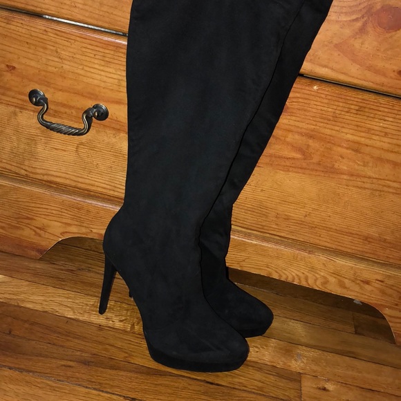 ❌❌SOLD❌❌Knee High Heeled Boots (10W) - Picture 2 of 5